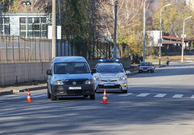 Протащил несколько метров на капоте: на Макарова авто сбило женщину - фото: t.me/DpBlack