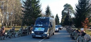 Залишилися дружина та двоє дітей: у Яворові навколішки зустріли Героя Віталія Павлиська