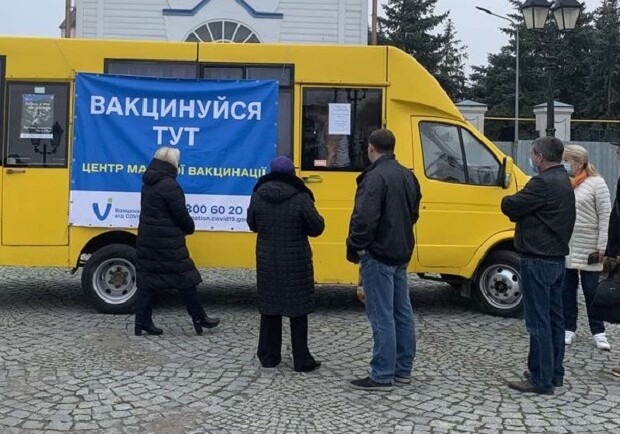 Выстраиваются очереди: как под Днепром вакцинируют от COVID-19 в маршрутке - фото: suspilne.media
