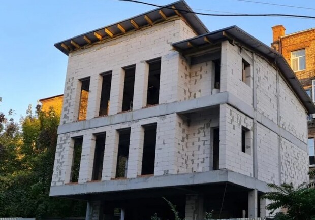 На Яворницкого соорудили "избушку на курьих ножках" - фото: 49000