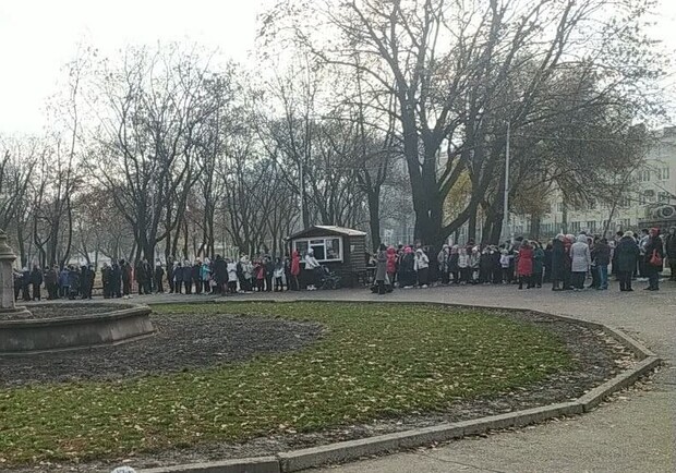 Сотни детей вывели на улицу: в Днепре сообщили о минировании школ - фото: t.me/truexadnepr