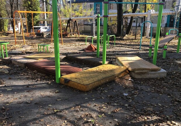 Мусор, штыри и камни: в Днепре дети играют на опасной площадке - фото: t.me/hyevuy_dnepr