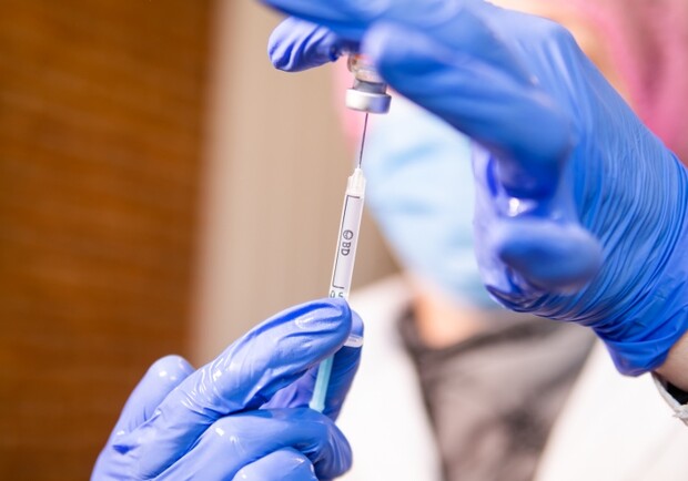Почти 900 тысяч жителей Днепропетровщины завершили курс вакцинации от коронавируса 