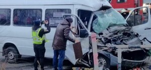 В Запорожье маршрутка с пассажирами врезалась в грузовик (фото)