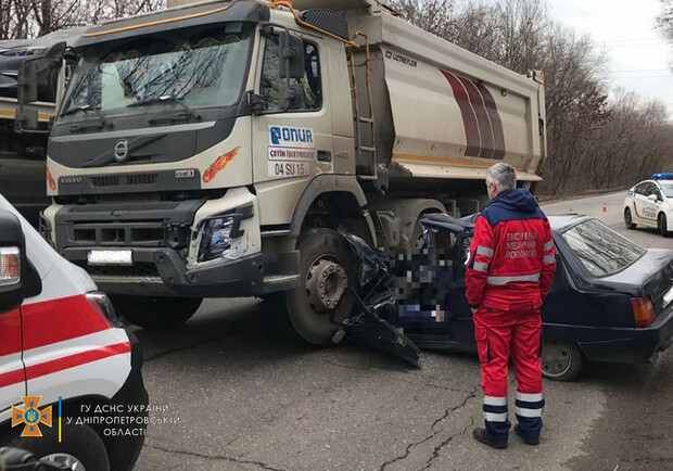 В Кривом Роге жуткое ДТП с грузовиком: водитель погиб 