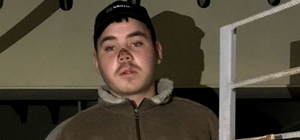 В Киеве бездомный поселился в опоре стеклянного пешеходного моста