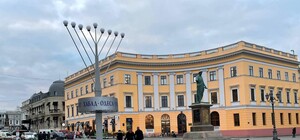 В Одессе установили огромный девятисвечник