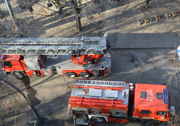 Из горящей многоэтажки на Запорожском шоссе спасли маму с ребенком - 