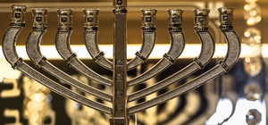 В центре Киева хулиган чуть не разрушил ханукальный светильник