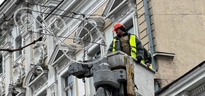 На Приморском бульваре устанавливают новогодние украшения