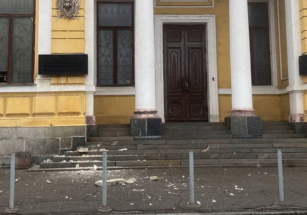 С фасада музея Яворницкого в Днепре падают кирпичи - 