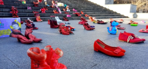 На Потемкинской лестнице расставили женскую обувь и игрушки: что это значит