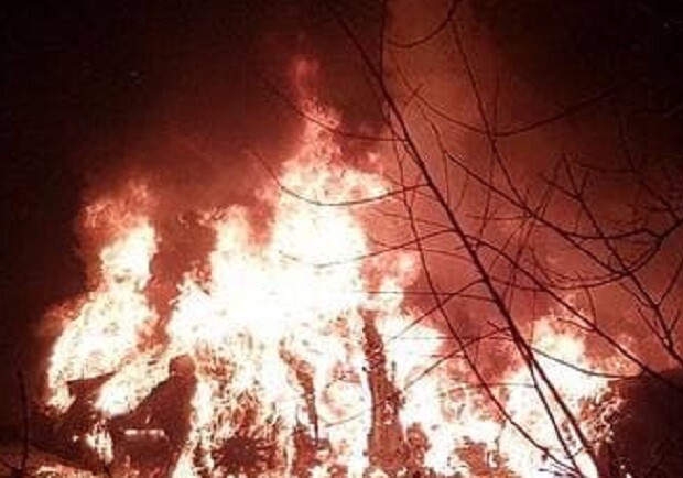 В Днепре на улице Мономаха сгорели два "Мерседеса"  
