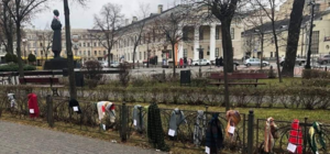 На Подоле волонтеры развесили на заборах шарфы для бездомных