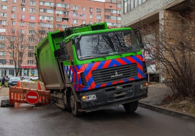 В центре Днепра мусоровоз провалился под асфальт 