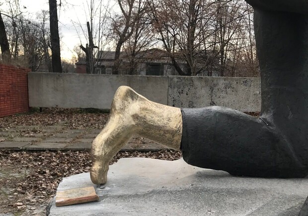 В Днепре вернули ногу монументу на Игрени 