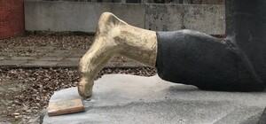 В Днепре вернули ногу монументу на Игрени