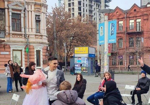 В центре Днепра парень "женился" на резиновой кукле 