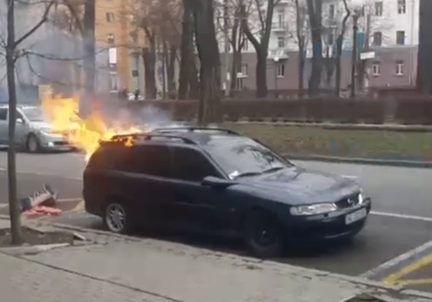 На проспекте Яворницкого вспыхнул автомобиль (фото, видео) - фото: t.me/c/1393960662/17405