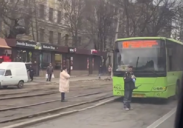 Возле "Нагорки" автобус сбил насмерть пешехода (видео момента) - 