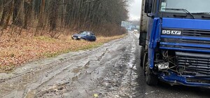 Чинил машину на обочине: на Окружной Харькова фура раздавила легковушку с водителем