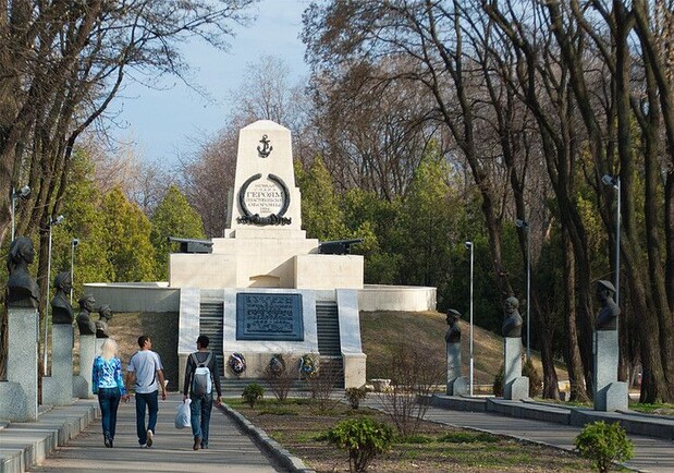 В Севастопольском парке демонтировали бюсты российским адмиралам и матросам 