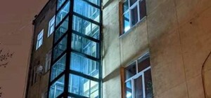 У поліклініці на Чупринки встановили зовнішній прозорий ліфт