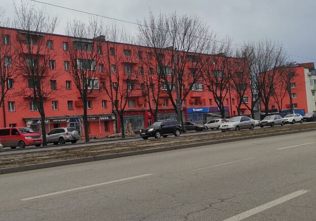 Днепряне раскритиковали новый цвет дома на проспекте Богдана Хмельницкого 