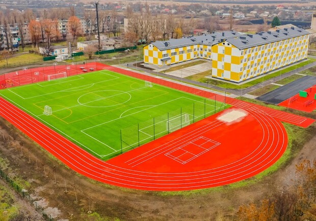 Как выглядит обновленный стадион школы на Днепропетровщине 