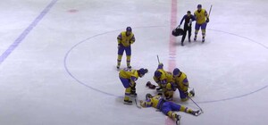 Украинского хоккеиста Дмитрия Кобыльника унесли на носилках после удара локтем в голову (видео)