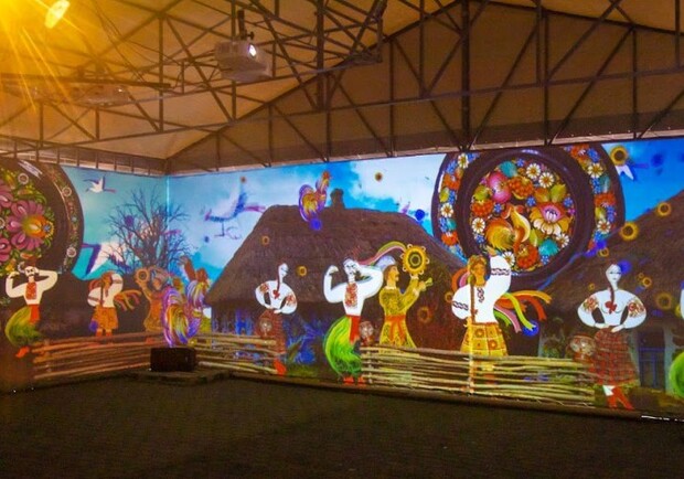 В сквере Героев можно посмотреть диджитал-инсталляцию Петриковской росписи 