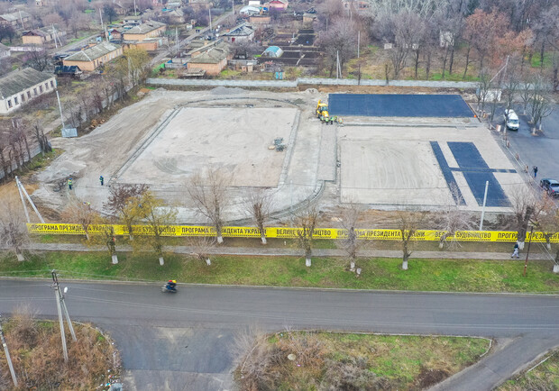 Локация, где будет бурлить спортивная жизнь: в Марганце возле школы №7 обустраивают стадион 