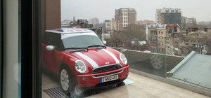 В центре Одессы на балкон многоэтажного дома подняли автомобиль