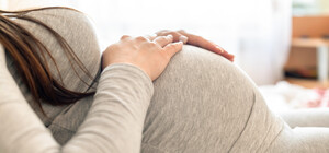 Мужчина, у которого COVID-19 забрал беременную жену, заявил о слежке