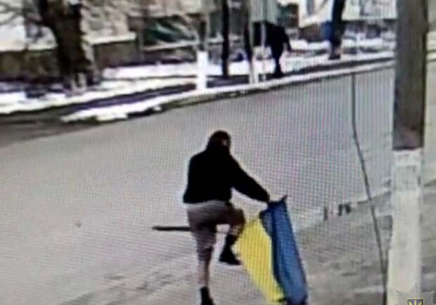 На Днепропетровщине мужчина посреди улицы надругался над флагом Украины - 