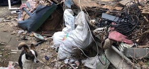 В Одессе двое маленьких детей жили в квартире-свалке