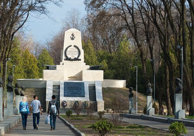 Из Севастопольского парка в Днепре убрали бюсты российским адмиралам и матросам 