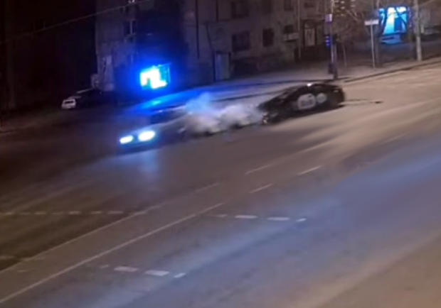 В Днепре таксист врезался в легковушку, из-за чего пострадали два человека 