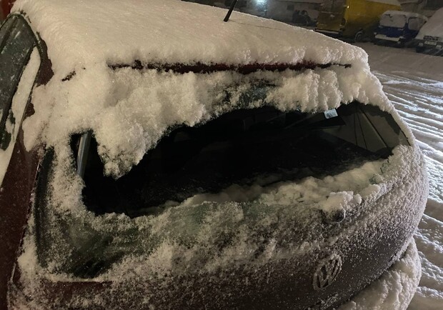 В Днепре снегоуборочные машины побили стекла нескольких машин 