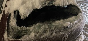 В Днепре снегоуборочные машины побили стекла нескольких авто