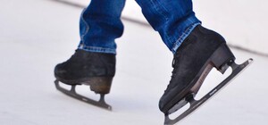 На Таирова открыли новый каток: сегодня можно кататься бесплатно