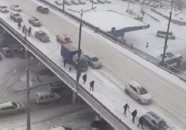 Транспортный коллапс в Днепре: люди пешком переходят Новый мост - 