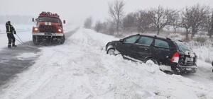 В Запорожье и области спасатели вызволяют водителей из снеговых 