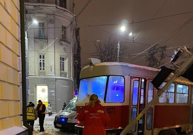 В центре Днепра трамвай сошел с рельсов и сбил насмерть женщину - 