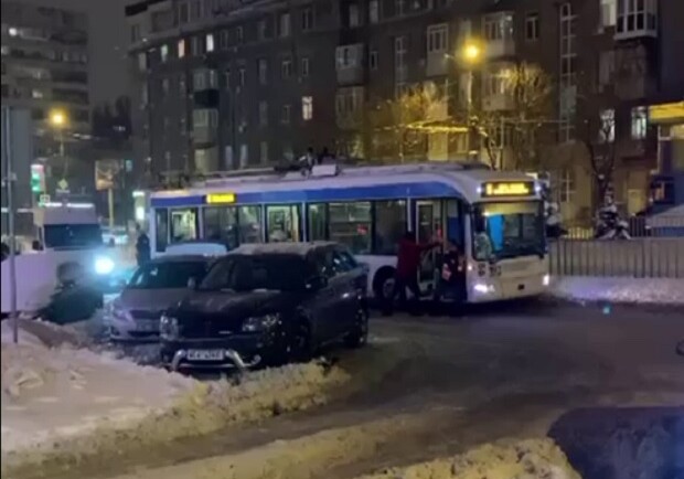 В Днепре пассажирам пришлось толкать троллейбус - 