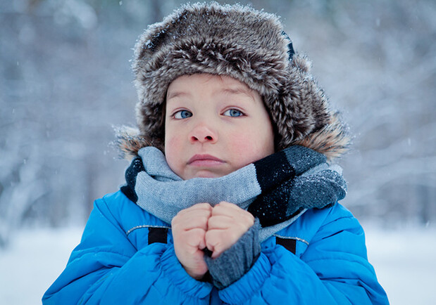 В канун Нового года в Днепре ребенок чуть не замерз на остановке 