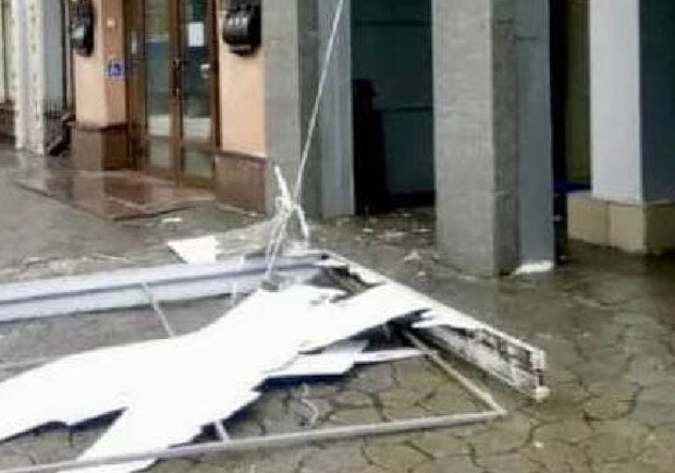 В центре Днепра на пешехода упала вывеска магазина 