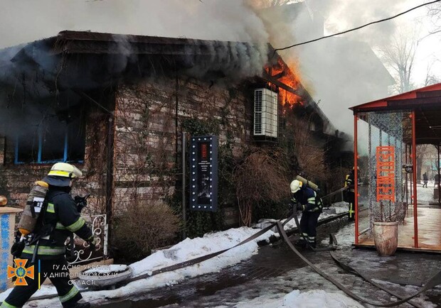В Кривом Роге горит большой ресторан - фото ГСЧС в Днепропетровской области