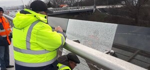 Вандалы разбили на велопешеходном мосту в Киеве стекло: его уже заменяют