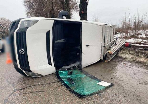 В серьезном ДТП на Аэропортовской перевернулся микроавтобус - 